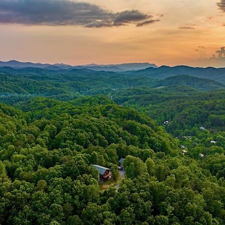 Panorama Mountain View Cabin, Less Than 10 Miles From Gatlinburg And Dollywood, Dog Friendly, 6 Bedrooms Sleeps 17, Fire Pit, Hottub, Washer Dryer, Fully Loaded Kitchen, Gameroom With A Tv, Pool Table, Arcade, Air Hockey, And Foosball Sevierville Εξωτερικό φωτογραφία