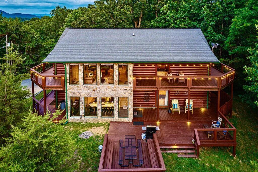 Panorama Mountain View Cabin, Less Than 10 Miles From Gatlinburg And Dollywood, Dog Friendly, 6 Bedrooms Sleeps 17, Fire Pit, Hottub, Washer Dryer, Fully Loaded Kitchen, Gameroom With A Tv, Pool Table, Arcade, Air Hockey, And Foosball Sevierville Εξωτερικό φωτογραφία