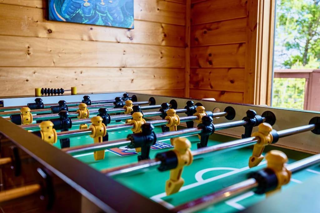 Panorama Mountain View Cabin, Less Than 10 Miles From Gatlinburg And Dollywood, Dog Friendly, 6 Bedrooms Sleeps 17, Fire Pit, Hottub, Washer Dryer, Fully Loaded Kitchen, Gameroom With A Tv, Pool Table, Arcade, Air Hockey, And Foosball Sevierville Εξωτερικό φωτογραφία