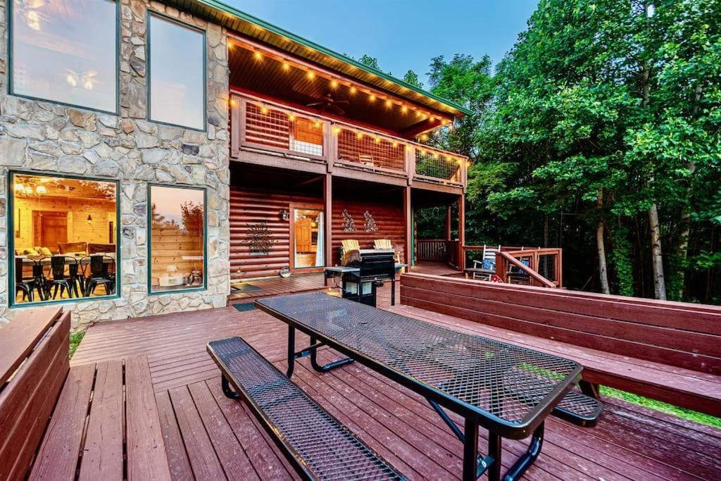 Panorama Mountain View Cabin, Less Than 10 Miles From Gatlinburg And Dollywood, Dog Friendly, 6 Bedrooms Sleeps 17, Fire Pit, Hottub, Washer Dryer, Fully Loaded Kitchen, Gameroom With A Tv, Pool Table, Arcade, Air Hockey, And Foosball Sevierville Εξωτερικό φωτογραφία