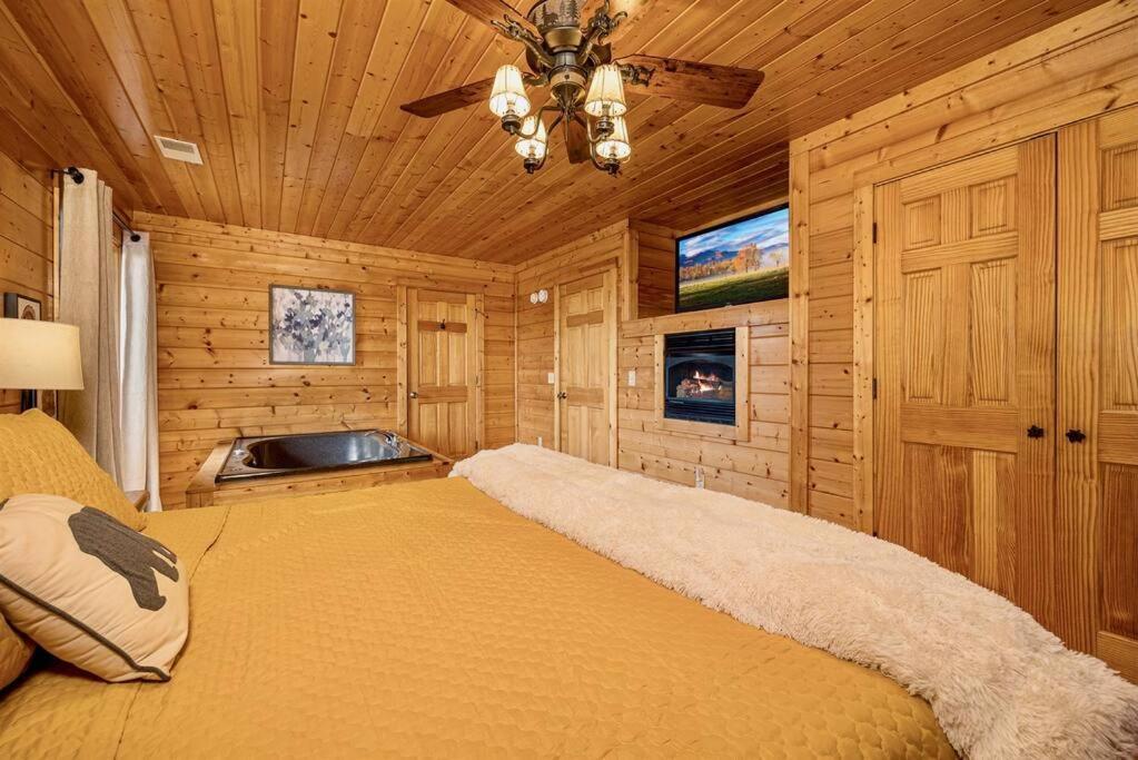 Panorama Mountain View Cabin, Less Than 10 Miles From Gatlinburg And Dollywood, Dog Friendly, 6 Bedrooms Sleeps 17, Fire Pit, Hottub, Washer Dryer, Fully Loaded Kitchen, Gameroom With A Tv, Pool Table, Arcade, Air Hockey, And Foosball Sevierville Εξωτερικό φωτογραφία