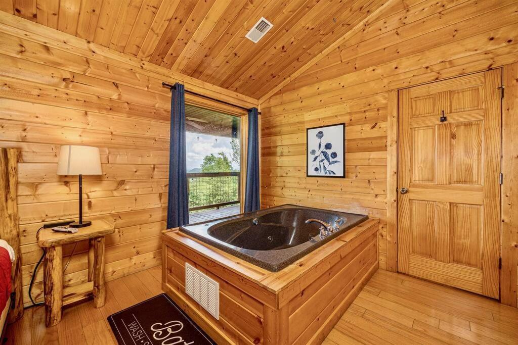Panorama Mountain View Cabin, Less Than 10 Miles From Gatlinburg And Dollywood, Dog Friendly, 6 Bedrooms Sleeps 17, Fire Pit, Hottub, Washer Dryer, Fully Loaded Kitchen, Gameroom With A Tv, Pool Table, Arcade, Air Hockey, And Foosball Sevierville Εξωτερικό φωτογραφία