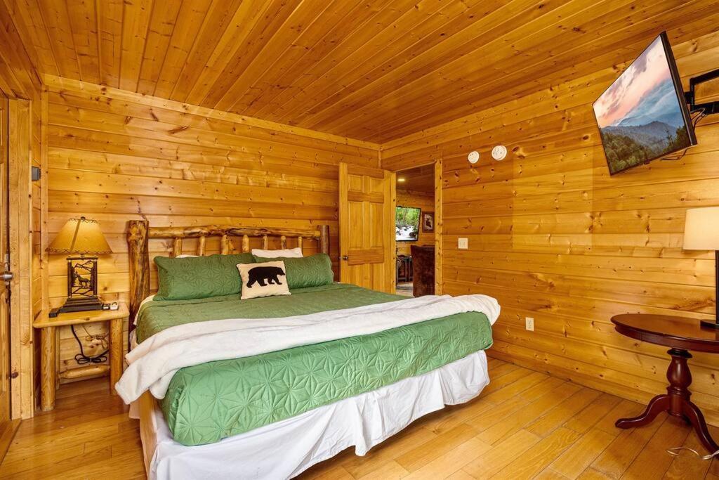 Panorama Mountain View Cabin, Less Than 10 Miles From Gatlinburg And Dollywood, Dog Friendly, 6 Bedrooms Sleeps 17, Fire Pit, Hottub, Washer Dryer, Fully Loaded Kitchen, Gameroom With A Tv, Pool Table, Arcade, Air Hockey, And Foosball Sevierville Εξωτερικό φωτογραφία