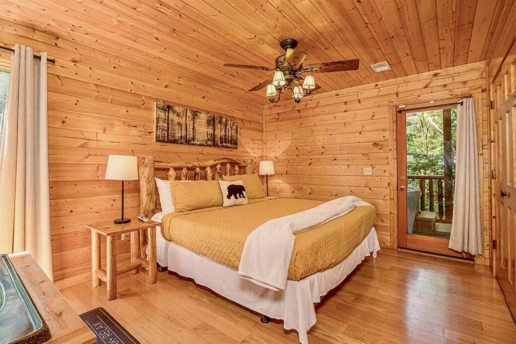 Panorama Mountain View Cabin, Less Than 10 Miles From Gatlinburg And Dollywood, Dog Friendly, 6 Bedrooms Sleeps 17, Fire Pit, Hottub, Washer Dryer, Fully Loaded Kitchen, Gameroom With A Tv, Pool Table, Arcade, Air Hockey, And Foosball Sevierville Εξωτερικό φωτογραφία