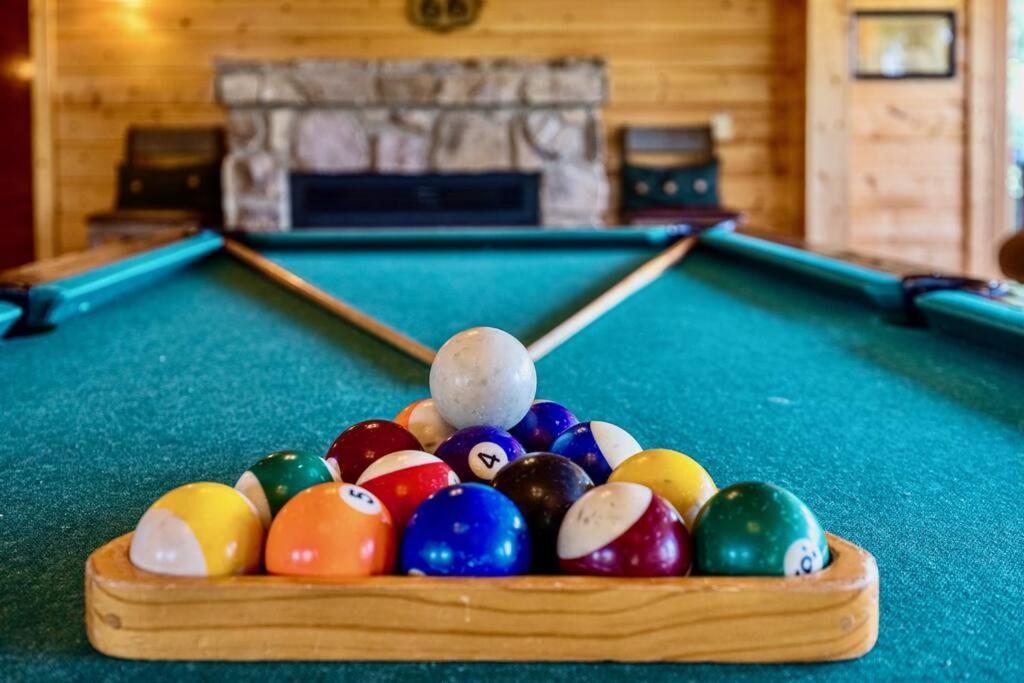 Panorama Mountain View Cabin, Less Than 10 Miles From Gatlinburg And Dollywood, Dog Friendly, 6 Bedrooms Sleeps 17, Fire Pit, Hottub, Washer Dryer, Fully Loaded Kitchen, Gameroom With A Tv, Pool Table, Arcade, Air Hockey, And Foosball Sevierville Εξωτερικό φωτογραφία