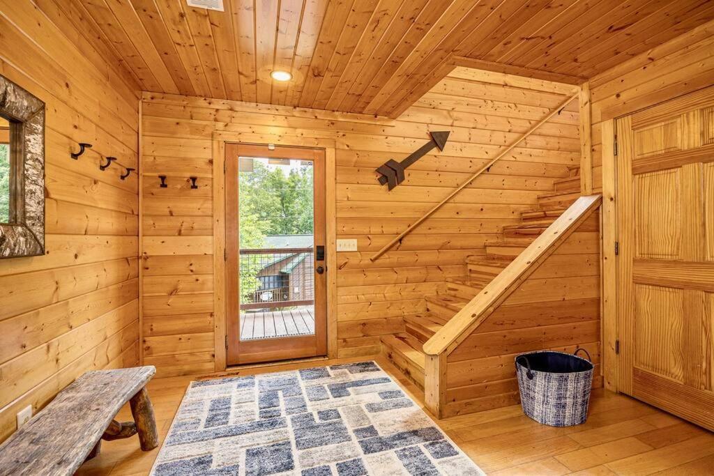 Panorama Mountain View Cabin, Less Than 10 Miles From Gatlinburg And Dollywood, Dog Friendly, 6 Bedrooms Sleeps 17, Fire Pit, Hottub, Washer Dryer, Fully Loaded Kitchen, Gameroom With A Tv, Pool Table, Arcade, Air Hockey, And Foosball Sevierville Εξωτερικό φωτογραφία