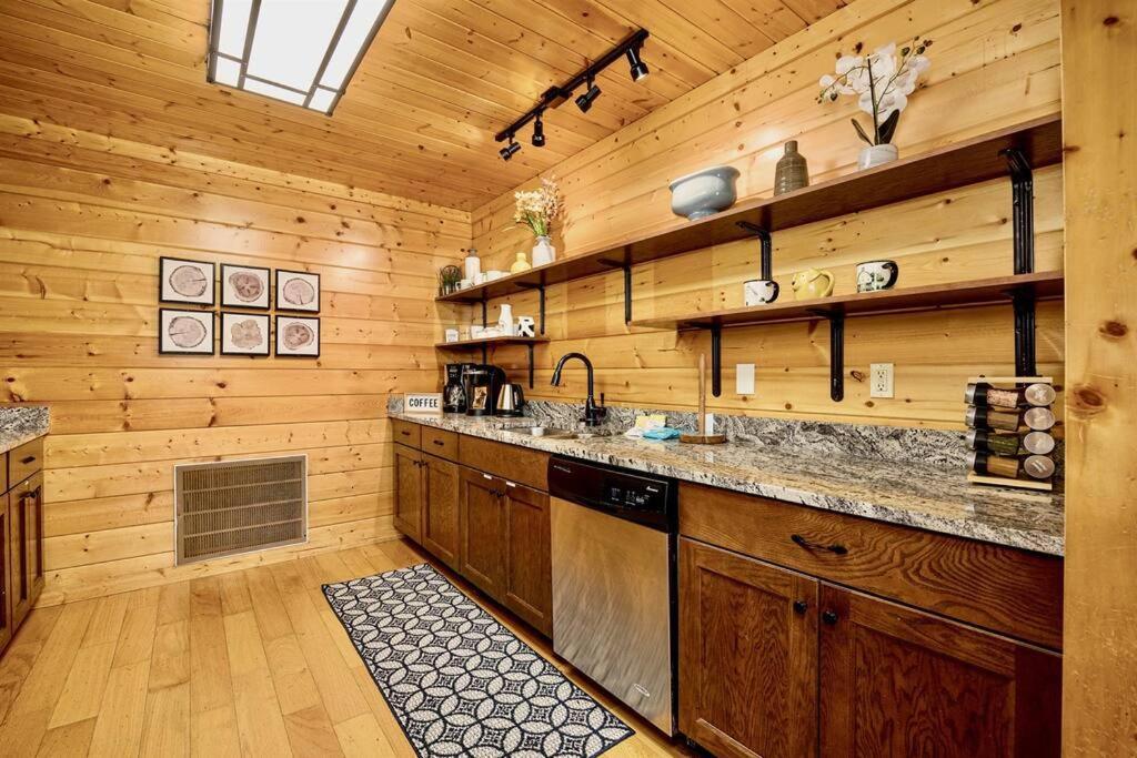 Panorama Mountain View Cabin, Less Than 10 Miles From Gatlinburg And Dollywood, Dog Friendly, 6 Bedrooms Sleeps 17, Fire Pit, Hottub, Washer Dryer, Fully Loaded Kitchen, Gameroom With A Tv, Pool Table, Arcade, Air Hockey, And Foosball Sevierville Εξωτερικό φωτογραφία