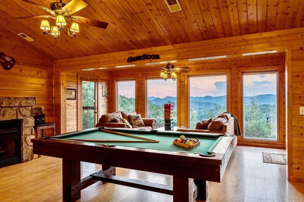 Panorama Mountain View Cabin, Less Than 10 Miles From Gatlinburg And Dollywood, Dog Friendly, 6 Bedrooms Sleeps 17, Fire Pit, Hottub, Washer Dryer, Fully Loaded Kitchen, Gameroom With A Tv, Pool Table, Arcade, Air Hockey, And Foosball Sevierville Εξωτερικό φωτογραφία