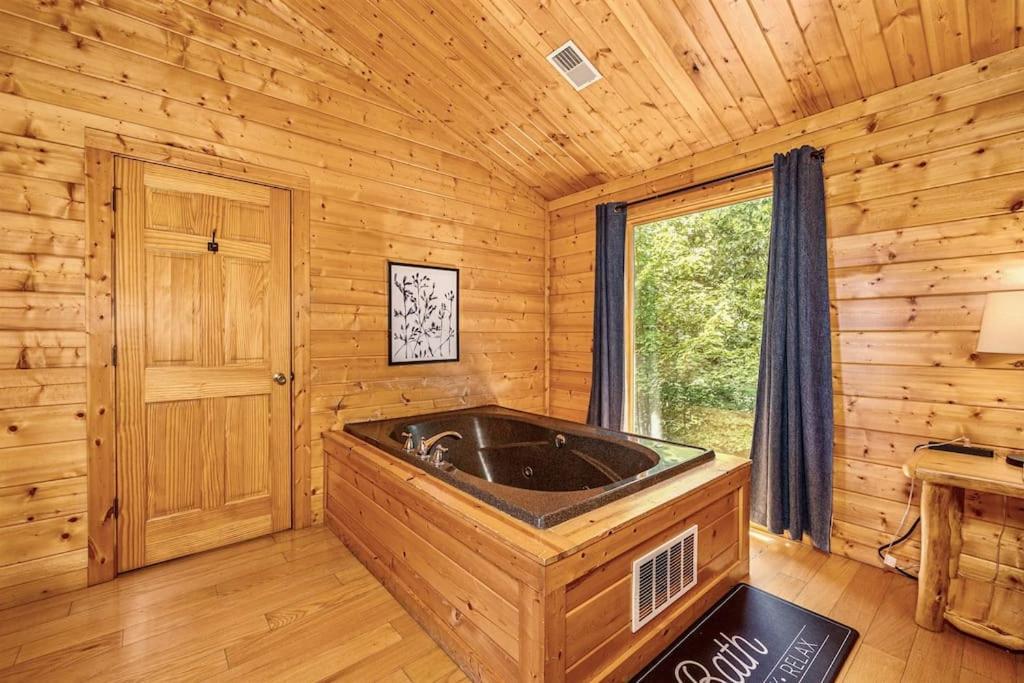 Panorama Mountain View Cabin, Less Than 10 Miles From Gatlinburg And Dollywood, Dog Friendly, 6 Bedrooms Sleeps 17, Fire Pit, Hottub, Washer Dryer, Fully Loaded Kitchen, Gameroom With A Tv, Pool Table, Arcade, Air Hockey, And Foosball Sevierville Εξωτερικό φωτογραφία