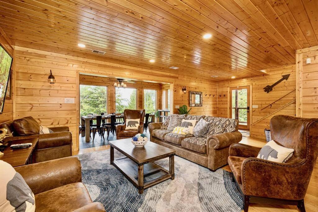 Panorama Mountain View Cabin, Less Than 10 Miles From Gatlinburg And Dollywood, Dog Friendly, 6 Bedrooms Sleeps 17, Fire Pit, Hottub, Washer Dryer, Fully Loaded Kitchen, Gameroom With A Tv, Pool Table, Arcade, Air Hockey, And Foosball Sevierville Εξωτερικό φωτογραφία